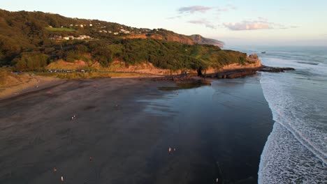 Playa-Muriwai---Parque-Regional-Muriwai-Al-Atardecer-En-Auckland,-Nueva-Zelanda