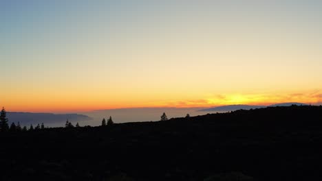 Nahaufnahme-Von-Hinten-Einer-Frau,-Die-Den-Sensationellen-Sonnenuntergang-Auf-Dem-Teide-Auf-Teneriffa-Bewundert