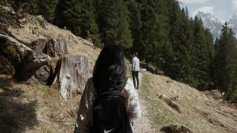 Hikers-Hiking-Through-the-Trail-In-The-Mountain-To-The-Dolomites-Alps-In-Italy