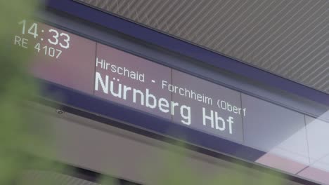 Nahaufnahme-Einer-Digitalen-Zugabfahrtstafel-An-Einem-Bahnhof,-Die-Nürnberg-Hbf-Zeigt