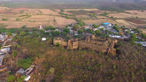 Luftaufnahme-Einer-Alten-Indischen-Festung-Oder-Burg-In-Einem-Ländlichen-Dorf-In-Gwalior,-Madhya-Pradesh,-Indien