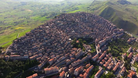 Increíble-Vista-Aérea-Sobre-Gangi---Famosa-Ciudad-En-La-Cima-De-Una-Colina-En-Sicilia