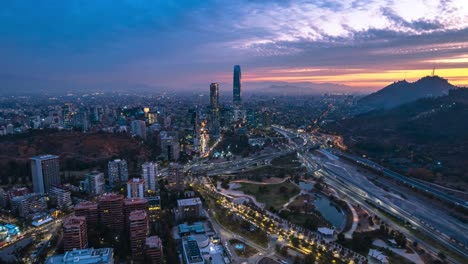 Hyperlapse-Drohnenaufnahme-Der-Skyline-Von-Providencia,-Sonnenuntergang-In-Santiago-De-Chile