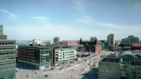 Paisaje-Urbano-De-Malmö-Con-Tráfico-En-Una-Gran-Intersección-Y-Vista-Del-área-Central