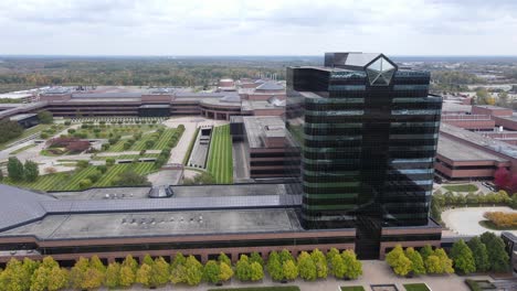 Edificio-Principal-Del-Centro-Tecnológico-Chrysler-Y-Patio-Interior-En-Una-Toma-Aérea-De-Pedestal