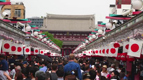 Crowds-of-people-walking-toward-famed-Senso-ji-Shrine