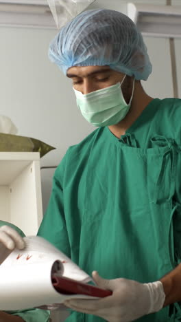 A-surgeon-consults-with-nurses,-analyzing-medical-procedures-and-ensuring-coordinated,-optimal-patient-care