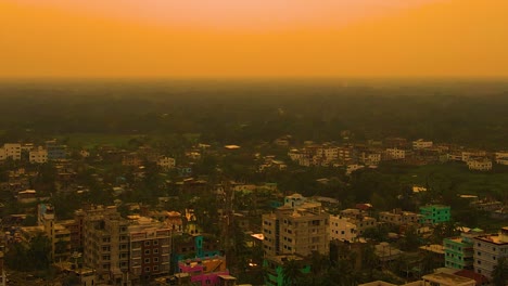 Postapokalyptische-Verlassene-Stadtluftaufnahme-Mit-Orangefarbener-Strahlung-Und-Sonnenuntergangsstimmung
