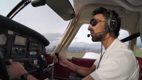 Piloto-Privado-Masculino-En-La-Cabina-De-Un-Avión-Pequeño---Vista-De-Perfil-Slomo