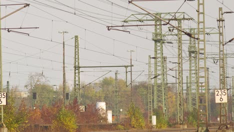 Compleja-Red-Ferroviaria-Con-Intrincadas-Líneas-Aéreas-Y-Señales,-Toma-Panorámica-Que-Captura-Los-Detalles-Y-La-Estructura