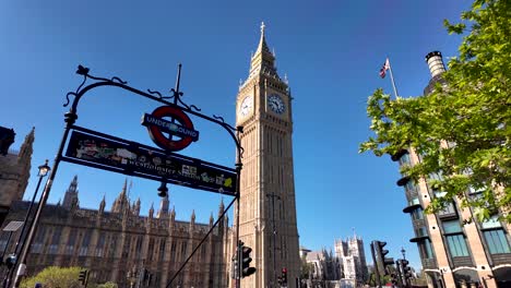 Big-Ben-And-Houses-Of-Parliament-Behind-The-Westminster-Underground-Station-Sign-In-London,-UK