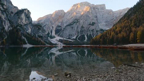 Hermoso-Lago-De-Braies