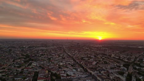 Friedlich-Stadtbild-Berlin-Orange-Sonnenaufgang