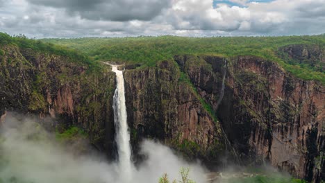 Timelapse,-Wallaman-Falls,-Queensland,-Australia,-Natural-Landmark-and-Landscape-Under-Low-Clouds