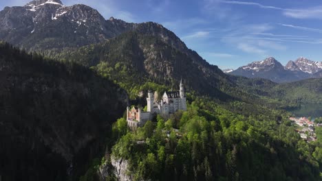 Flotando-Sobre-La-Grandeza-Del-Castillo-De-Neuschwanstein-En-Schwangau,-Alemania