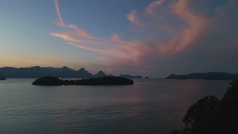 Bunte-Farben-über-Dem-Meer,-Inseln-Vor-Sonnenaufgang