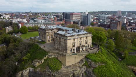 Drohnenaufnahme-Des-Nottingham-City-Castle-Und-Des-Stadtzentrums-Auf-Der-Skyline-In-England