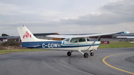 Cessna-C172-Skyhawk-Flugzeug-Am-Haltepunkt-Vor-Dem-Betreten-Der-Landebahn