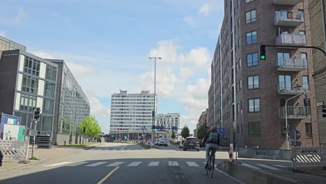 POV-Fahrt-In-Der-Innenstadt