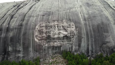 Una-Toma-Aérea-Cinematográfica-Revela-Una-Toma-De-Una-Antigua-Talla-Confederada-En-Una-Gran-Cara-De-Piedra-En-El-Campo-En-Georgia-Durante-Un-Día-Caluroso-Y-Soleado-En-Estados-Unidos.