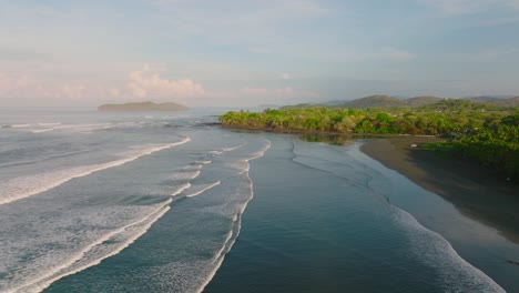 Toma-De-Drones-De-Una-Playa-Salvaje-En-Panamá-Durante-El-Amanecer.