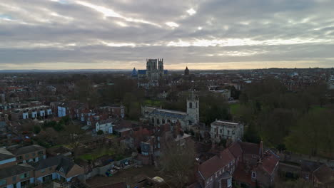 Aumento-De-La-Toma-De-Drones-De-La-Ciudad-De-York-Al-Amanecer,-Yorkshire,-Reino-Unido