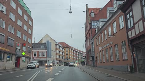 POV-Fahrt-In-Der-Innenstadt