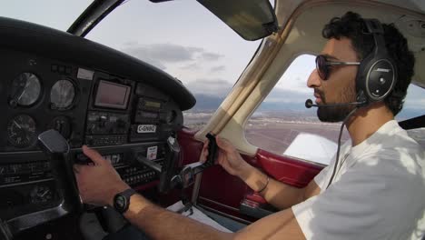 Männlicher-Privatpilot-Fliegt-Das-Flugzeug-Im-Profil-Aus-Dem-Cockpit