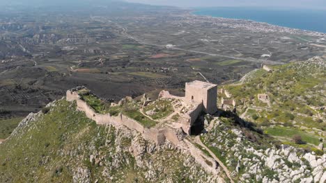 Die-Festung-Von-Akrokorinth-über-Einem-Steilen-Felsen-In-Der-Nähe-Der-Antiken-Stadt-Korinth-Im-Süden-Griechenlands