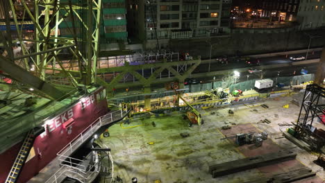 Vista-Aérea-De-Trabajos-De-Acero-En-Un-Sitio-De-Construcción-De-Expansión-De-La-Ciudad,-Noche-En-Nueva-York