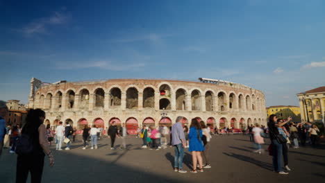 Zeitraffer-Von-Touristen,-Die-Vor-Dem-Antiken-Amphitheater-Von-Verona-Spazieren