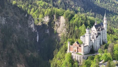 Aerial-of-majestic-Neuschwanstein-Castle-in-Schwangau,-Germany