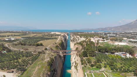 Panorama-Des-Tiefen-Künstlichen-Kanals-Von-Korinth,-Der-Die-Peloponnes-Und-Das-Griechische-Festland-Trennt