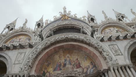 Detalles-De-La-Fachada-De-La-Basílica-De-San-Marcos---Catedral-De-La-Piazza-San-Marco-En-Venecia,-Italia