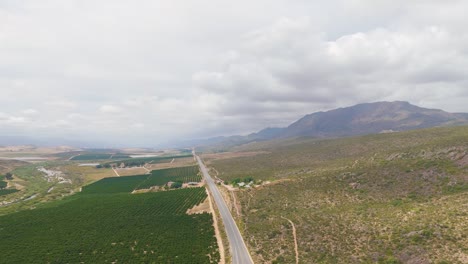 Weite-Drohnenaufnahme-Einer-Farm,-Einer-Hauptstraße-Und-Eines-Berges-In-Cederberg,-Kapstadt