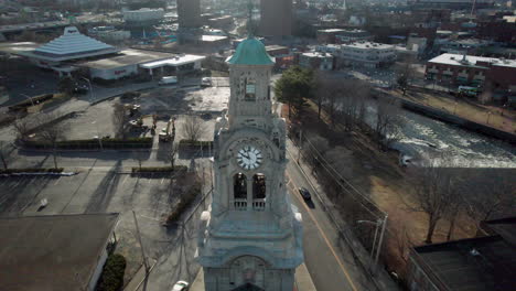 Rundflug-Mit-Einer-Drohne-Um-Den-Kirchturm-Von-Pawtucket-In-Rhode-Island