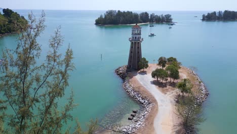 Einsamer-Leuchtturm-Auf-Einer-Landzunge-Mit-Malerischem-Tropischen-Strand