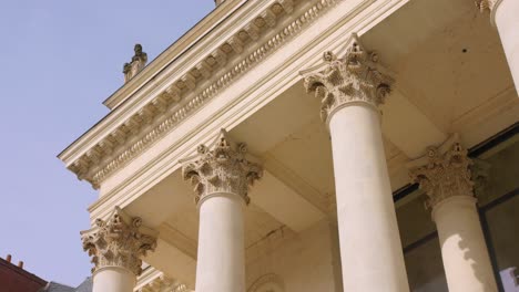 Low-angle-closeup-shot-of-Théâtre-Graslin-in-Nantes,-France