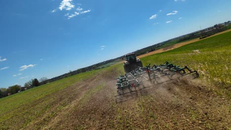 Traktor-Mit-Pflugmaschinen-Auf-Dem-Feld-Bei-Der-Arbeit