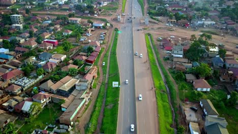 Landtransport,-Fahrt-Auf-Der-Schnellstraße-Durch-Häuser-In-Kampala,-Uganda