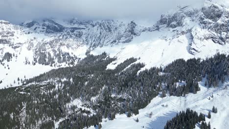 Montañas-Fronalpstock-Bajo-Pesadas-Nubes-En-Glaris,-Suiza