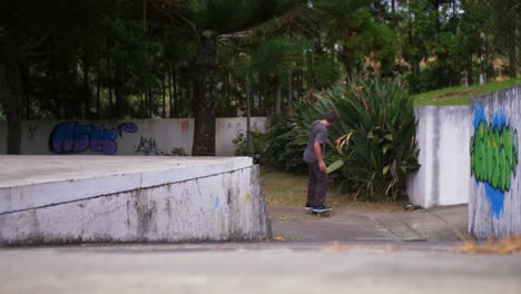 El-Patinador-Hace-Un-180-Fuera-De-La-Rampa.