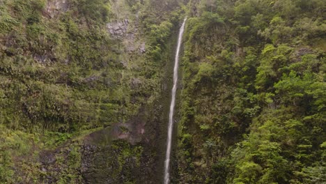 Drohnenflug-über-Einen-Wasserfall-Auf-Madeira,-Portugal