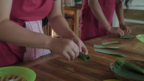 Zwei-Frauen-Bereiten-Das-Traditionelle-Indonesische-Gericht-Sate-Lilit-Oder-Satay-Zu