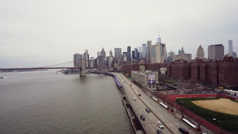 Vista-Del-Bajo-Manhattan-Desde-El-Puente-De-Manhattan-Tiro-Panorámico-Hacia-La-Izquierda-Hacia-Brooklyn