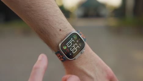 Innovative-Apple-Watch-Ultra-Mit-Witzigem-Silikonarmband-Am-Männerhandgelenk