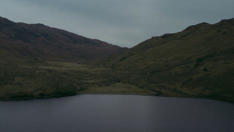 Vuelo-Pacífico-Sobre-El-Lago-Cerca-De-La-Isla-De-Mull,-Escocia