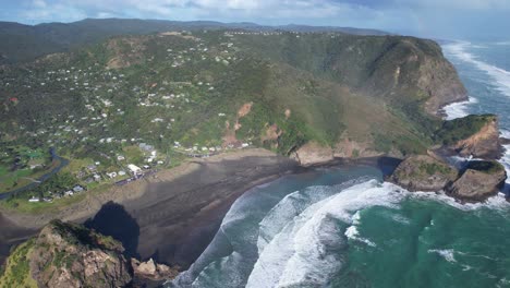 Casas-Costeras-En-Piha-Con-Vistas-A-La-Playa-Y-Al-Mar-De-Tasmania-En-Verano-En-Auckland,-Nueva-Zelanda