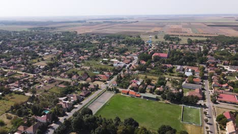 Toma-Aérea-En-órbita-De-Un-Dron-De-Una-Pequeña-Ciudad-En-Tompa,-Hungría