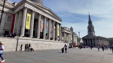 überfüllte-Szene-Vor-Der-National-Portrait-Gallery-In-London-An-Einem-Sonnigen-Tag